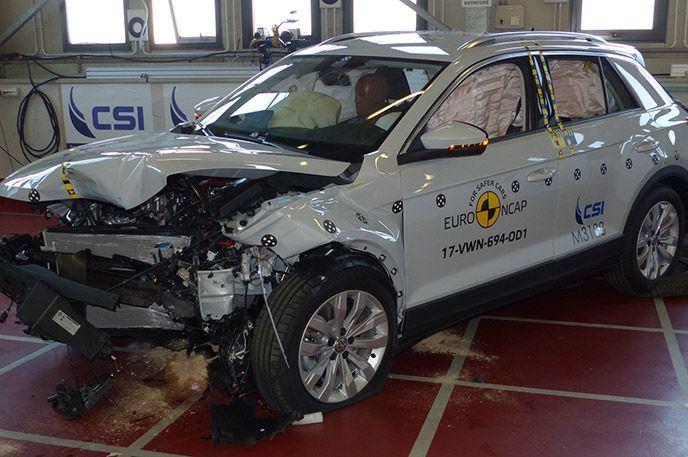 <p>Volkswagen bir kez daha en iyiler listesine dahil oluyor. Küçük arazi aracı sınıfında bulunan T-ROC; yüzde 97 yetişkin, yüzde 86 çocuk ve yüzde 79 yaya koruması ile dikkat çekiyor. Araç pasif ve aktif elektronik güvenlik sistemlerinden 71 puan kazanıyor.</p>
