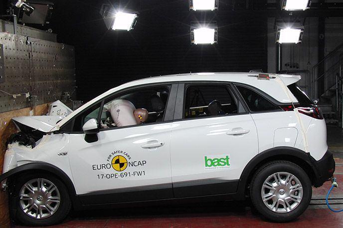 <p>Opel Crossland X, Euro NCAP'ten 5 tam puana hak kazandı. Araç yüzde 85 yetişkin, yüzde 84 çocuk koruması vadediyor. Sürüş asistanları puanları ise 57 puanda kalıyor.</p>