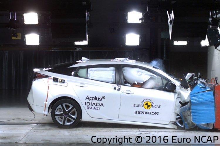 <p>Dünyanın en popüler çevre dostu otomobillerinden biri olan Toyota Prius, güvenlik alanında da beklentileri karşılıyor. Yüzde 92 yetişkin, yüzde 82 çocuk güvenliği sunan otomobil, sürüş asistanları alanında 85 puana layık görülmüş.</p>