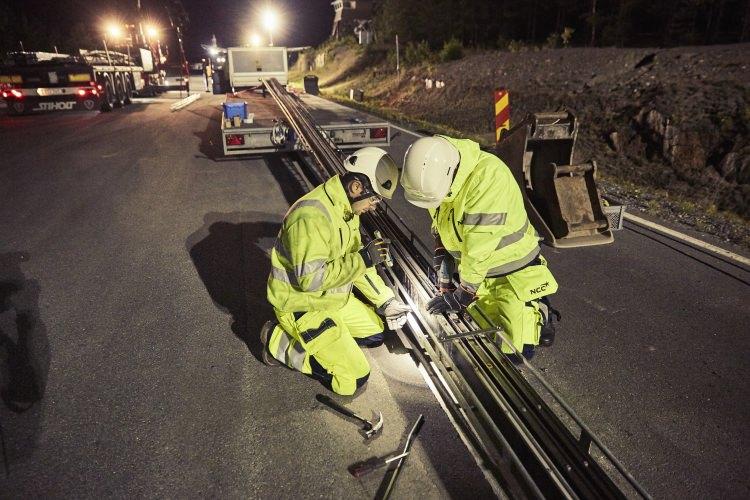 <p>Şarj edebilen elektrikli yol Stockholm'de bulunan Arlanda Havalimanı ile yakınlardaki bir lojistik bölgesini birbirine bağlıyor. Böylelikle elektrikli araçların şarj sorunu probleminin çözülmesi ve batarya üretiminin ekonomik hale gelmesi bekleniyor. Üstelik karbon emisyonu da yüzde 90 azalacak.</p>