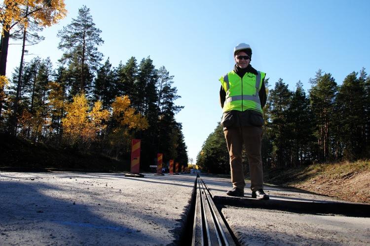 <p><strong>ELEKTRİKLİ ARABA BATARYALARI KÜÇÜLECEK</strong></p>
<p>Yoldan enerji transferi yola gömülen ikili ray sistemi ve aracın altına monte edilen hareket edebilen bir mil üzerinden sağlanıyor. Araç sollama yaptığında mil otomotik olarak bağlantısını kesiyor ve daha sonra tekrar otomatik olarak yola entegre oluyor.</p>
