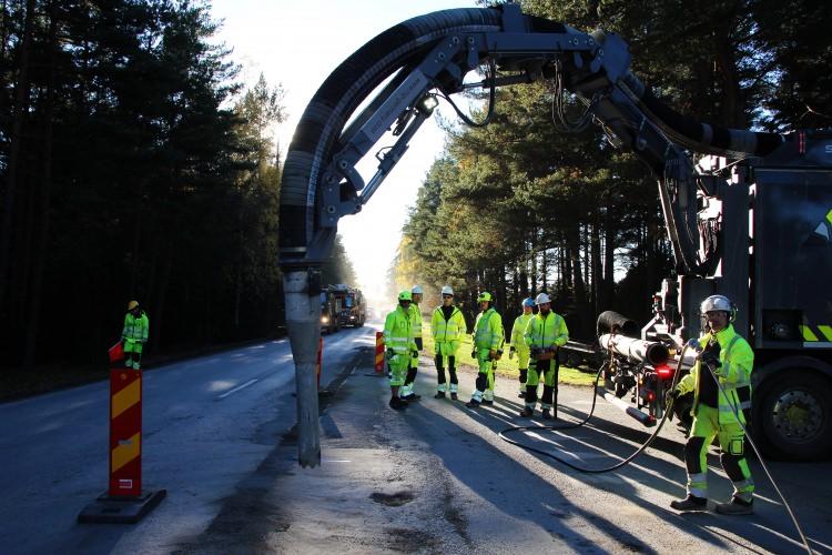 <p>Elektrikli yol, sadece araç üzerinde olduğu zaman enerji yüklenen 50 metrelik bölümlere ayrılmış. Araç durduğunda mevcut kısımda bağlantı kesiliyor. Sistem aracın enerji tüketimini de hesaplayabilen ve elektrik maliyeti araç ve kullanıcı başına tahakkuk ettiriliyor.</p>