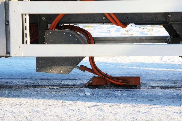<p>Şarj edebilen elektrikli yol teknolojisinin maliyeti ise kilometre başına 1 milyon euro. Bu bedel şehir tramvay hattı maliyetinin 50'de biri.</p>