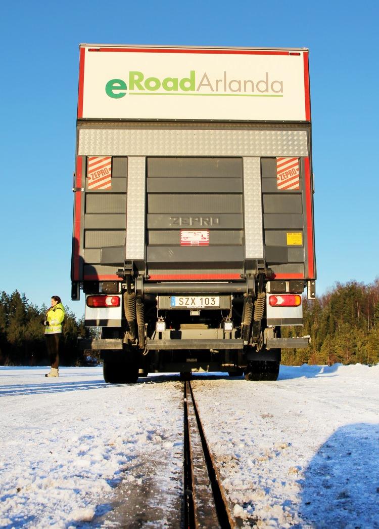 <p><strong>ALMANYA İLE GÖRÜŞMELERE BAŞLANDI</strong></p>
<p>Ülkede iki otoban arasında 45 kilometre üzerinde bir mesafe olmaması ve elektrikli arabaların halihazırda bu mesafeyi şarjsız gidebilmesi ulaşımı sorunsuz hale getirmek için yeterli. Kimileri için 5 bin kilometrelik sistemin kurulması dahi hedefler için yeterli olacak.</p>