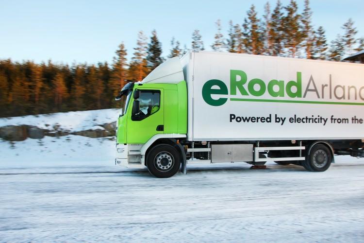 <p>Yolun üzerinde enerji olmadığını belirten eRoadArlanda yetkilileri ikili rayın duvardaki prizlerden farksız olduğunu belirtiyor. Elektrik akımı 5-6 santimetrelik alt yüzeyden geliyor. Yapılan testlerde yola tuzlu su dökülmesi durumunda dahi enerjinin sadece 1 volt olduğu tespit edilirken bunun çıplak ayakla yürümeye engel teşkil etmediği açıklandı.</p>