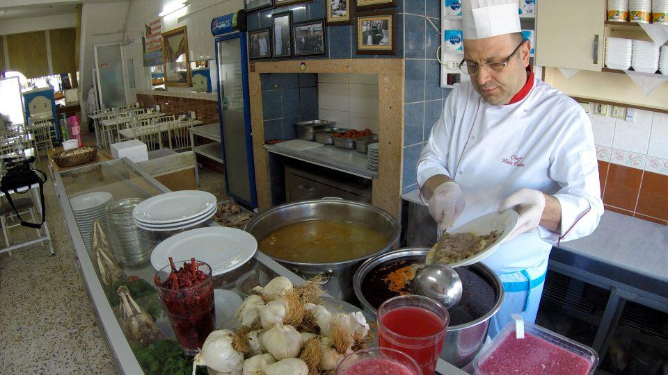 <p>Paçanın bozulmadan kaç saat dayanabileceğini test ettiklerini dile getiren Fidan, "Bu çalışmalar sonucunda kelle paça çorbamızın 72 saat, aynı dondurma gibi dayandığını belirledik. Bu sayede kelle paçamız artık Maraş sınırlarını aştı." dedi.</p>
<p> </p>