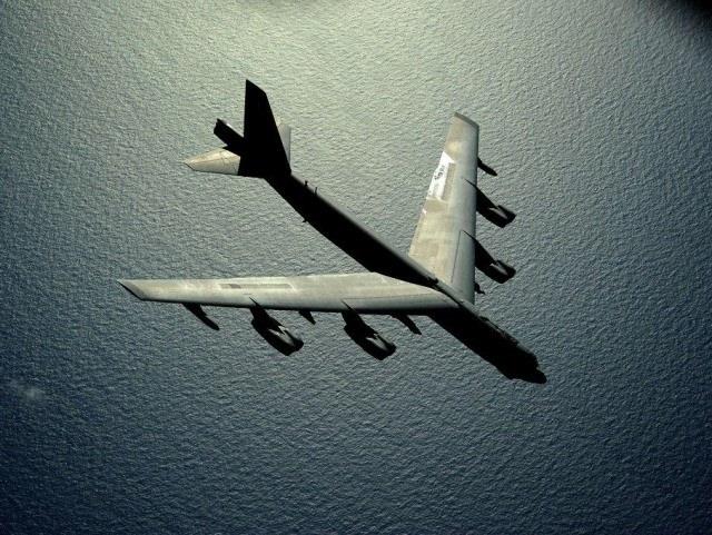 <p>B-52 Stratofortress </p>

<p> </p>

<p>B-52 stratejik nükleer bombardıman uçağı, 1951’de Boeing şirketi tarafından geliştirildi. Hâlihazırda ABD ordusunun sahip olduğu 70 uçaktan dördü deneylerde, araştırma ve geliştirme çalışmalarında kullanılıyor, 13’ü de depolarda tutuluyor.</p>

<p> </p>
