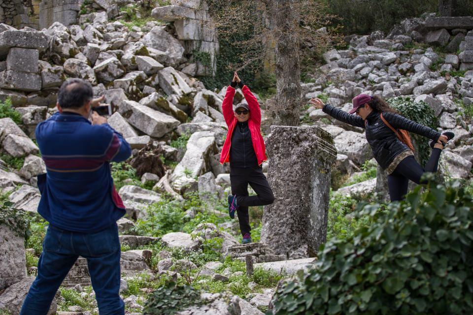 <p>Kent içerisindeki tiyatro, odeon, stoa, tapınaklar, nekropoller ve daha pek çok nitelikli kalıntının büyük ve önemli bir metropol izlenimi verdiğini vurgulayan Çevik, şöyle konuştu:</p>