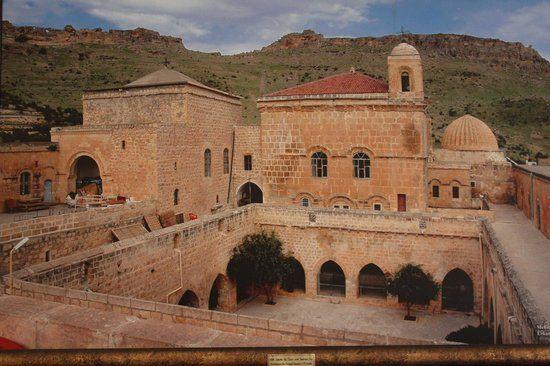 <p>639 sene boyunca dünya Süryanilerinin patriklik merkezi olan Deyrulzafaran Manastırı, Mardin’in tarihi yapılarından birini oluşturmaktadır ve il merkezinin 3 kilometre doğusunda yer almaktadır.</p>

<p> </p>
