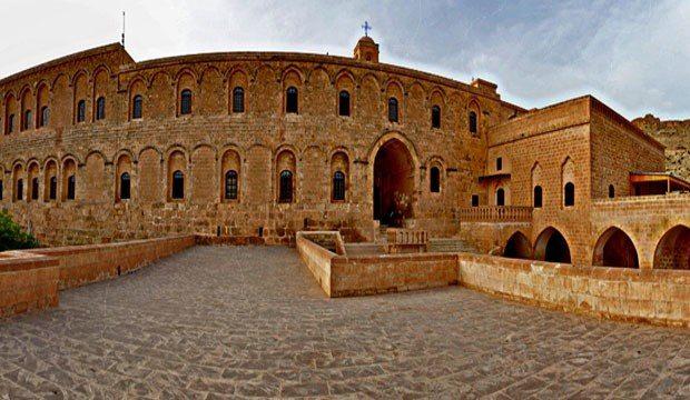 <p>Deyrulzafaran Manastırı’nın yapılış tarihi bilinmemektedir. Tarihinin Mardin kuruluşuna kadar indiği düşünülen Deyrulzafaran Manastırı’nın özellikle tavanı dikkatinizi fazlasıyla çekecek.</p>
