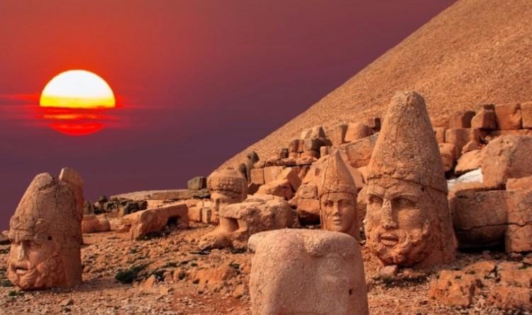 <p><strong>4. Nemrut Dağı, Adıyaman</strong></p>
