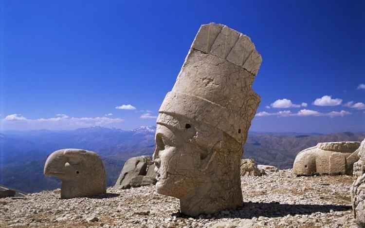 <p>Adıyaman'ın Kahta ilçesi yakınlarında Ankar dağları civarında 2.150 metre yüksekliğindeki Nemrut dağı 1987'de UNESCO tarafından Dünya mirası alanı ilan edilmiştir.</p>
