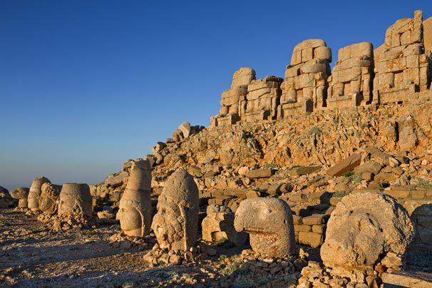 <p>Hemen bir yıl ardından ise milli park statüsü kazanmıştır. Kommagene kralı Antiochus Theos, MÖ 62 yılında bu dağın tepesine, pek çok Yunan ve Pers tanrısının heykelinin yanı sıra kendi mezar-tapınağını da yaptırmıştır.</p>
