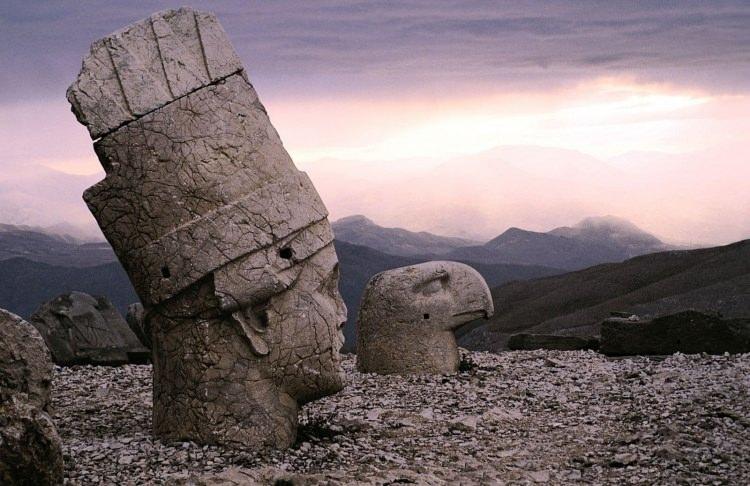 <p>Mezarda, bir kartalın başı gibi, tanrıların taş oymaları bulunur.</p>
