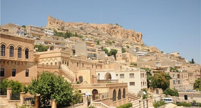 <p>'Kartal Yuvası' olarak da bilinen Mardin kalesi sırtlarına kurulu olan bir şehrin tam anlamıyla bekçiliğini yapmaktadır.</p>
