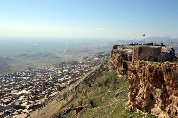 <p>Hastalanmış olan kral, kalede yaşadığında iyileşince, kendisine bir kasır yaptırıp, 12 yıl burada hayatını devam ettirir. Kalenin ayrıca veba salgını nedeniyle 442-552 yılları arasında kullanılmadığı da iddia edilir.</p>
