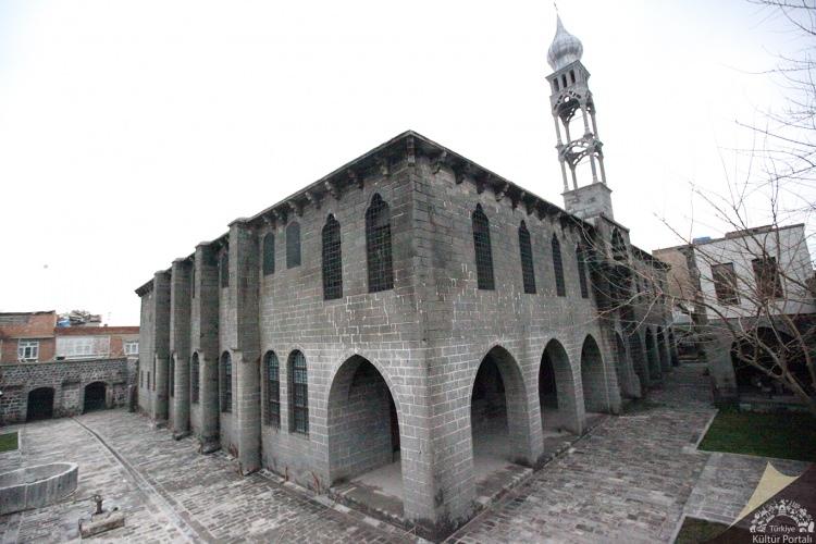 <p>Diyarbakır-Merkez ilçesinde bulunan kilise, tarihin önemli yapıtlarından biridir.</p>
