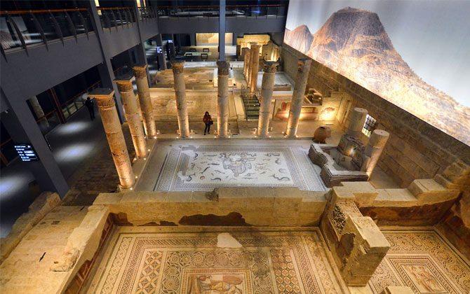 <p>Gaziantep’in tarihine ışık tutan eserlerin bulunduğu Zeugma Mozaik Müzesi, zengin kalıntılarıyla gelen her misafirini büyülemeyi başarıyor.</p>
