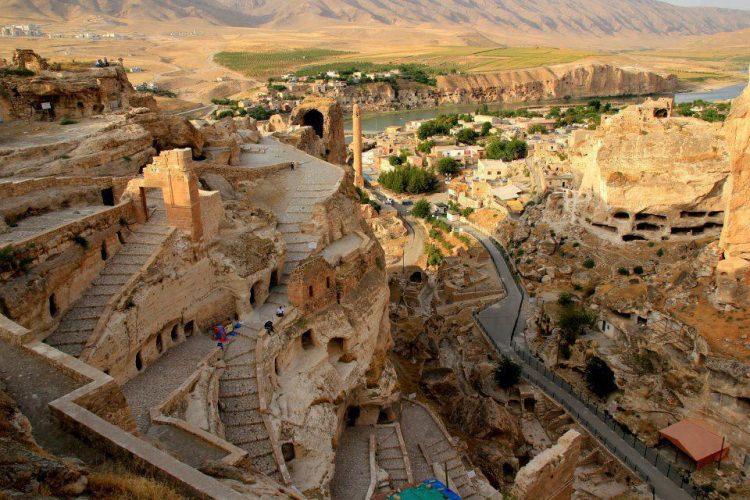 <p>Batman’ın en önemli kale kalıntılarından biridir Hasankeyf Kalesi. Şehrin gelen turistlerin en çok merak ettiği ve gezip gördüğü noktalar arasındadır.</p>
