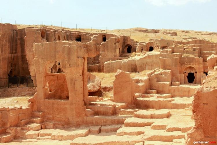 <p>Mardin-Nusaybin’de bulunan Dara Harabeleri ilçe merkezine 30 kilometre uzaklıktadır.</p>