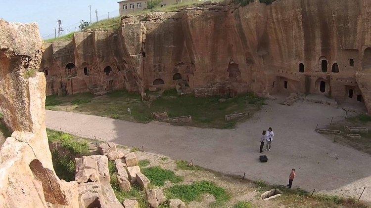 <p>Mezopotamya’nın Efes’i olarak kabul gören Dara’nın tarihi M.Ö. 530-570 tarihine kadar dayanmaktadır ve Mezopotamya’nın ilk barajı bu bölgede kurulmuştur.</p>