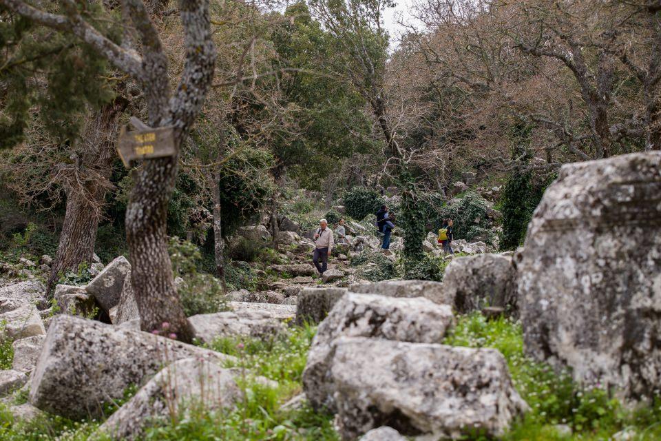 <p>Kent, doğa ve tarihin muhteşem birlikteliğinden kaynaklanan bu özel durumuna uygun farklı bir tanıtım paketiyle ayrıcalıklı bir turizm destinasyonu olarak da değerlendirilmeli. Bu amaçla en gizemli Termessos hikayelerini öyküleştirerek, romanlaştırarak hatta filmleştirerek dünyaya sunulmalı." diye konuştu.</p>