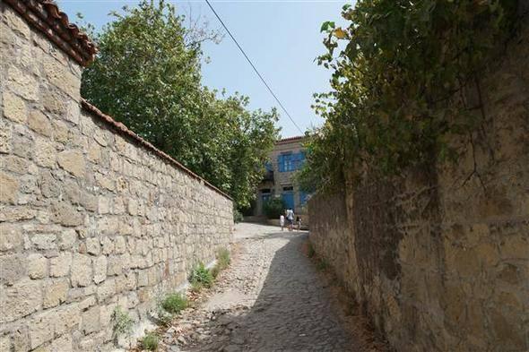 <p>Çanakkale'nin Kazdağları'ndaki doğayla içi içe köyü Adatepe, taş işçiliğinin en güzel örneklerini barındıran tarihi evleri, Arnavut kaldırımlarından oluşan yolları, ormanlık alanları, otantik yapısıyla kentlilerin yerleşim alanı oldu.</p>