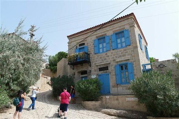 <div>Adatepe'de fiyatları 2-3 milyon lirayı bulan Rumlardan kalma taş evler ile bazı eski ahırlar restore edilerek konut, butik otel veya kafe olarak kullanılıyor.</div>

<div> </div>

<div>1989 yılında sit alanı ilan edilmesinin ardından tarihi dokusu korunan Adatepe köyü, temiz havası, doğası, sessizliği ve otantik yapısıyla özellikle son yıllarda yüksek gelirli ailelerin gözdesi haline geldi.</div>
