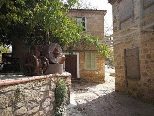 <p>İstanbul’dan gelerek Adatepe köyüne yerleşen ve burada bir turizm işletmesinin müdürlüğünü yapan Burak Yiğitoğlu, "Adatepe köyü 1. derecede sit alanıdır ve çivi bile çakılmayan son derece korunaklı Türkiye'deki nadir yerlerden biridir." dedi.</p>