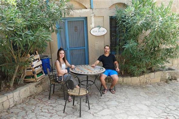 <div>Adatepe'de hem kafe hem de otel işlettiklerini ifade eden Yiğitoğlu, şöyle konuştu:</div>
<div> </div>
<div>"Köyümüzde 4 konaklama tesisi var. Bu köyün yerlisi fazla kalmadı. Büyük şehirlerden gelip buradaki mülkleri alanlar orijinaline bağlı kalarak restore ettiler ve o güzel yapıların güzel haliyle kalmasını sağladılar. Köylülerin köyünde yaşayamaması belki üzücü gibi görünse de bu binaların bu şekilde korunması büyükşehirlerden gelenlerin sayesinde oldu. Köyümüzde iş adamları, ünlü isimler de yaşıyorlar. Daha çok yazlık olarak kullanıyorlar. İnsanlar büyük şehirlerin sıkışmış yapısından kaçmak için Adatepe ve benzeri köylerde yer almaya başladılar ve cazibe merkezi haline gelen köyleri tercih ediyorlar genellikle."</div>