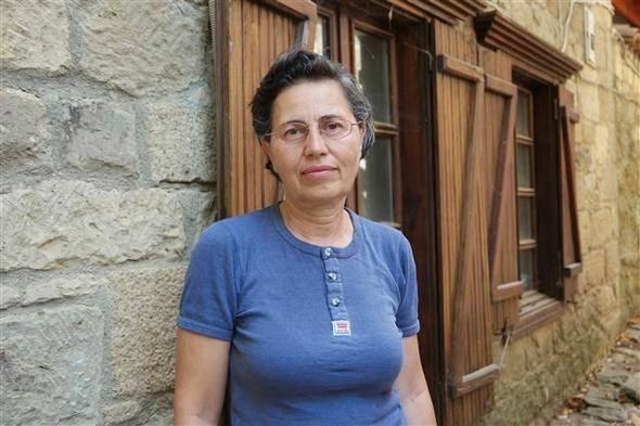 <div>Köye gezi amaçlı gelen Nurullah Donkar, Adatepe'den çok etkilendiğini belirterek, "Tarihi korunmuş, ahşabın taşla ve yeşille uyumu ile güzel bir köy burası.</div>
<div> </div>
<div>Burada yerli halk da var ama bunun yanında İstanbul'dan gelen de çok fazla gördüğüm kadarıyla. Adaptasyon sürecini hızlı atlatmışlar.</div>
<div> </div>
<div>Entegre olmuş bir köy gördüm. Yerel halkla dışarıdan gelenler birbirlerine uyum sağlamışlar." dedi.</div>