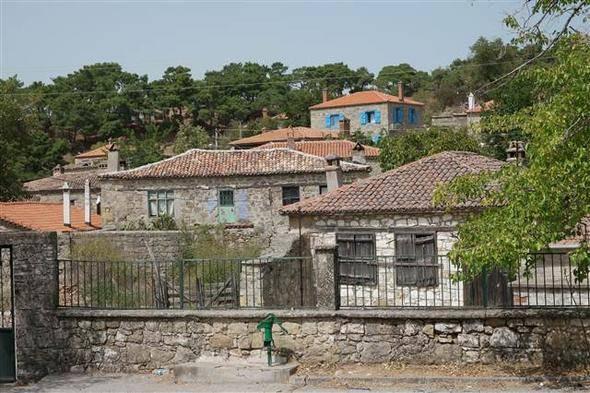 <p>Köy Muhtarı Dilek Çakılcıoğlu da köyün tarihinin çok eski olduğuna dikkati çekti.</p>