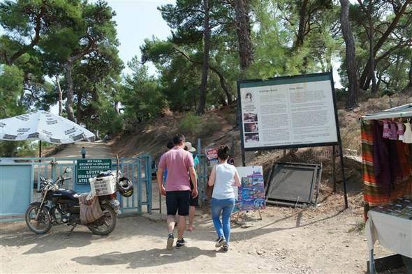 <p>Kültür turizmi kapsamında önemli potansiyele sahip köylerinde tarım ve hayvancılığın halen sürdüğünü dile getiren Çakılcıoğlu, "Özellikle zeytincilik yaygın. Başka kentlerden gelip ev alıp yerleşenler oldu. Yıkık bina alıp restore edenler oldu. Eski ahırı kafeye dönüştürüp turizme kazandıranlar var. Yerlilerin yaşadığı hane sayısı parmakla sayılacak kadar azaldı, 20 haneye düştü." diye konuştu.</p>