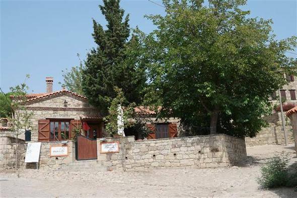<div>Çay bahçesi işleten Umut Aytaç da köyün yerlisi az sayıdaki haneden biri olduklarını söyledi.</div>
<div> </div>
<div>Köylerinin 550 evden oluştuğunu belirten Aytaç, "Buradaki işletmecilerin ve kalanların çoğu yabancı. Köylü olarak 3 işletmeciyiz biz. Eski evlerin yanında dam olarak tabir edilen ahırlar vardı, at ve eşeklerin bağlandığı, onları bile restore ettiler, güzel bir mekana çevirdiler." dedi.</div>