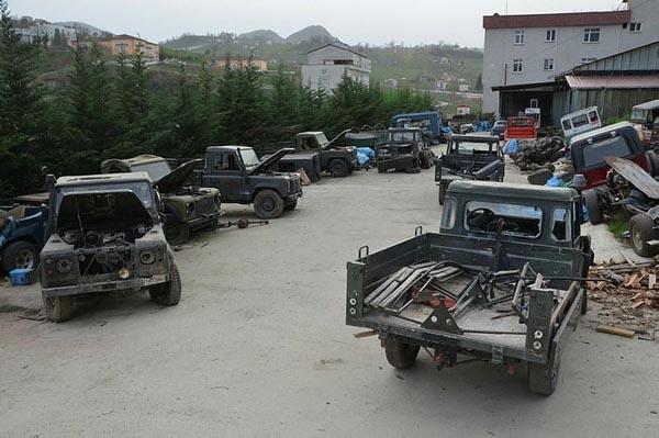 <p>Ordu’da yaklaşık 40 yıldır tamircilikle uğraşan ve sanayi sitesinde dükkanı bulunan Turgut Karapestil, askeriyede kullanılan arazi tipi araçları ihale yoluyla satın alarak restore ediyor.</p>
