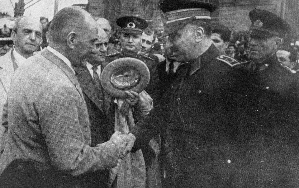 <p>Fevzi Çakmak Anadolu'ya geçtikten sonra Ankara hükümetince 3 Mayıs 1920'de Kozan Milletvekili sıfatıyla Milli Savunma Bakanlığına ve Bakanlar Kurulu Başkan Vekilliğine seçildi. Burada çalışmalara başlayarak, yeni ordunun kurulmasında büyük rol oynadı. </p>
<p> </p>