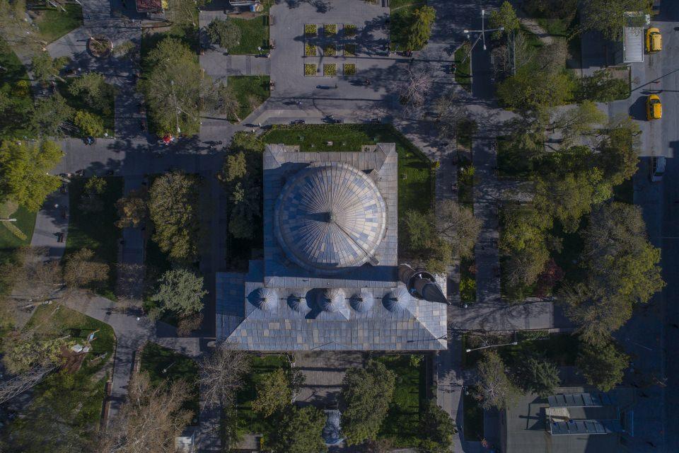 <p>Kurşunlu Camisi'nde daha önce birçok bölümünün de bulunduğunu anlatan Özsoy, "Şimdi burası sadece cami olarak karşımızda duruyor ama aslında bu caminin yanında aş evinden, hemen yanında 13 veya 14 ocaklı büyük bir handan, medreseden ve hamamdan bahsediliyor. Yani burası bir kampüs gibi veya külliye gibi komple bir yapı. İçinde bir yerde de bir camisi var." diye konuştu.</p>