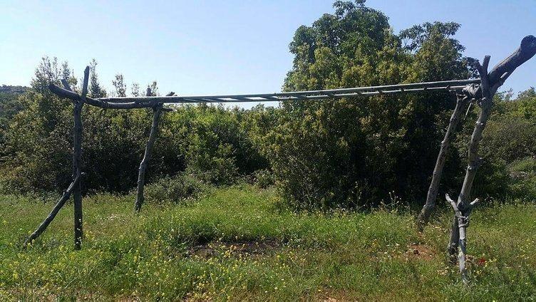 <p>Güç engellerinin yer aldığı parkurda ağaç dallarından yapılmış Tarzan merdiveni, ateşten geçme eğitimi verilen metal çember, denge engeli, üçlü kiriş, zikzak çizerek geçiş eğitimi verilen yere çakılmış demir çubuklar, Üç kamyon lastiğinden oluşan engel, güçlendirme için kullanılan uzun kütükler bulunuyor.</p>
<p> </p>