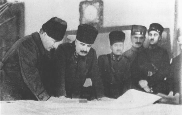 <p>5 Ağustos 1921'de Milli Savunma Bakanlığı'ndan ayrılan ve asaleten Genelkurmay Başkanı olan Fevzi Çakmak, 12 Temmuz 1922'de de Bakanlar Kurulu Başkanlığından ayrılarak Büyük Taarruz hazırlıklarıyla ilgilenmek üzere cepheye gitti.</p>