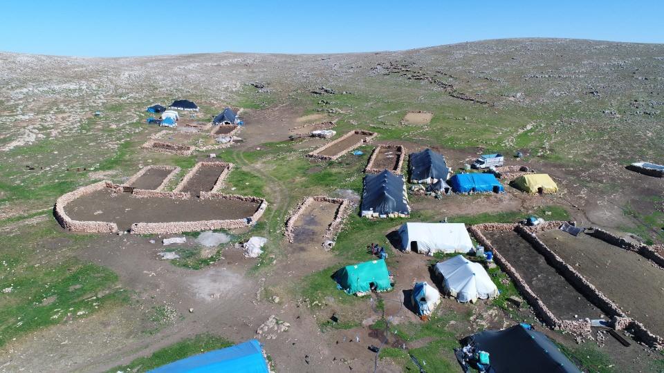 <p>Hayatlarını kıl çadırlarda sürdüren göçerler, Şanlıurfa-Diyarbakır sınırındaki Karacadağ bölgesinin yüksek kesimlerinde bir süre konakladıktan sonra yaz aylarını genellikle Elazığ, Bingöl ve Erzurum yaylarında geçiriyor. </p>