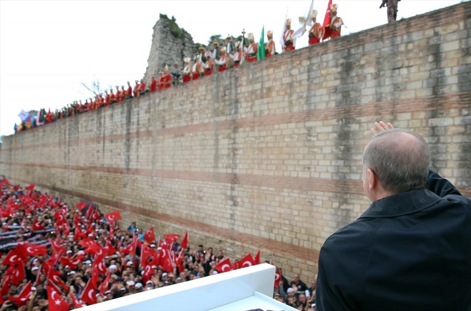 <p>Cumhurbaşkanı ve AK Parti Genel Başkanı Recep Tayyip Erdoğan, AK Parti Fatih 6. Olağan İlçe Kongresi öncesi vatandaşlara hitap etti.</p>

<p> </p>
