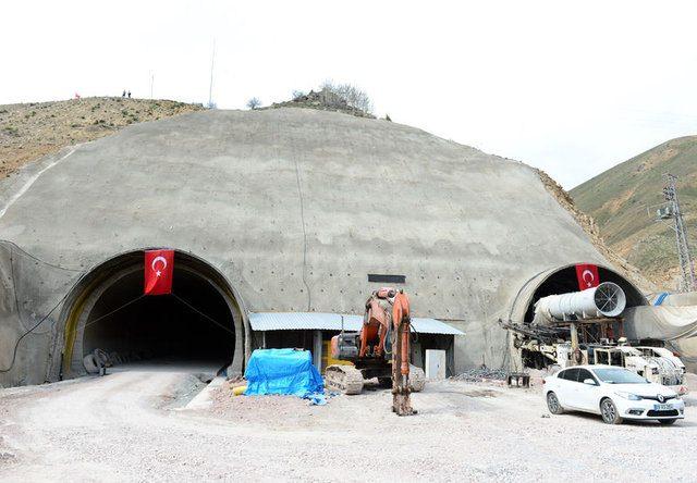 <p>Giresun Valisi Harun Sarıfakıoğulları yaptığı açıklamada, 5 bin 905 metre uzunluğunda iki tünelin inşaatının devam ettiğini söyledi.</p>

<p> </p>
