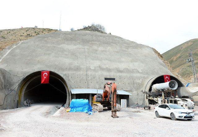 <p>Giresun Valisi Harun Sarıfakıoğulları yaptığı açıklamada, 5 bin 905 metre uzunluğunda iki tünelin inşaatının devam ettiğini söyledi.</p>
<p> </p>