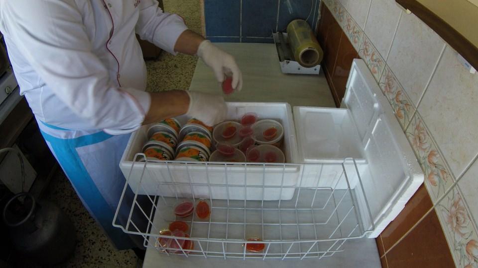 <p><strong>Dondurma yöntemiyle paketleniyor</strong></p>
<p>Hacı Fidan, AA muhabirine yaptığı açıklamada, Türkiye'nin farklı kentlerinden talep geldiğini belirterek, talepleri karşılamak için dondurmadan esinlenerek şoklama yaptıklarını söyledi. </p>