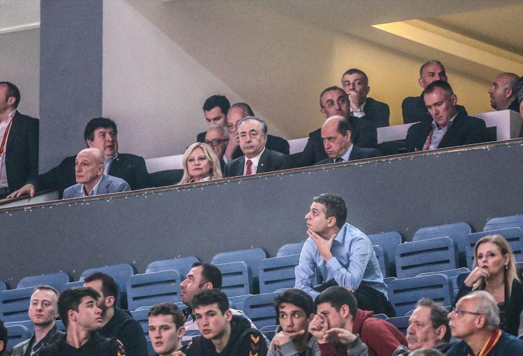 <p>Galatasaray Başkanı Mustafa Cengiz ise maçı locada TBF Başkanı Hidayet Türkoğlu ve FIBA Başkanı Turgay Demirel ile birlikte takip etti.</p>
