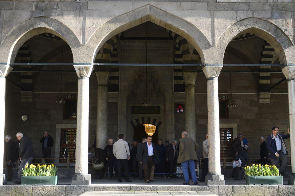 <p>Klasik Osmanlı tarzında inşa edilmiş bir camidir. Halk arasında Kurşunlu Cami denilmesinin bir nedeni de kubbelerinin masraflardan kaçınılmadan yekpare kurşunla kaplı olmasıdır. Bunun parlaması ve kurşuni rengi nedeniyle halk arasında Kurşunlu Camisi ismini almıştır."</p>