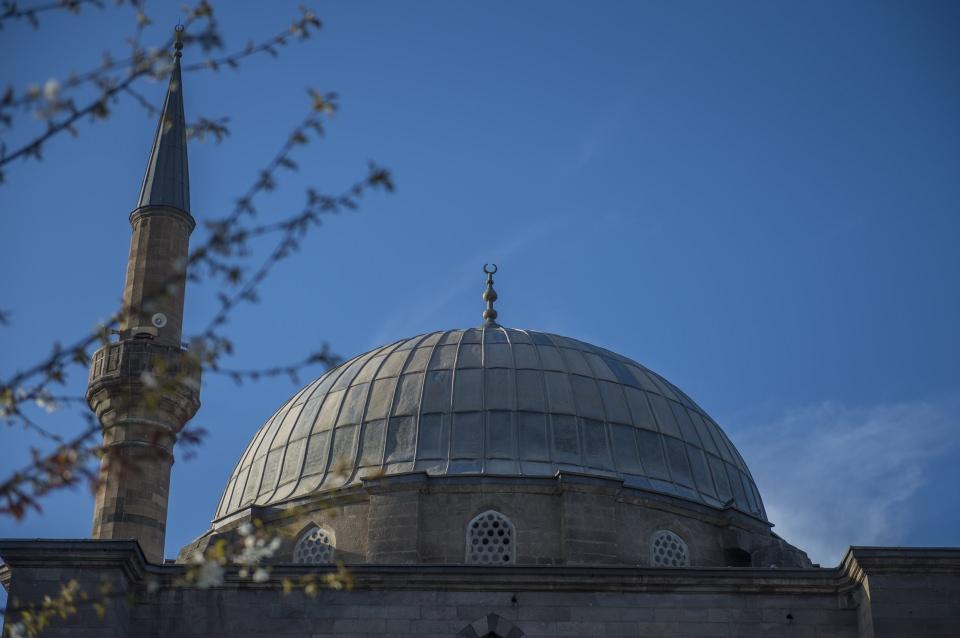 <p><strong>Kubbeler yekpare kurşun kaplama</strong></p>
<p>Özsoy, caminin klasik mimaride yapıldığını ve giriş kapısında mukarnaslar olduğunu aktararak, şu bilgileri verdi:</p>
<p>"Giriş kapısı yekpare mermerdir. Minber, kürsü ve mihrap da mermerdir. Tek kubbeli bir camidir. Küçük küçük kubbeler var. Son derece zevkli bir şekilde yapılmış. Sütunlara baktığımız zaman halen sağlam. Sütunların kemerlerin birleştiği yerlerde de mukarnasları görüyoruz. </p>