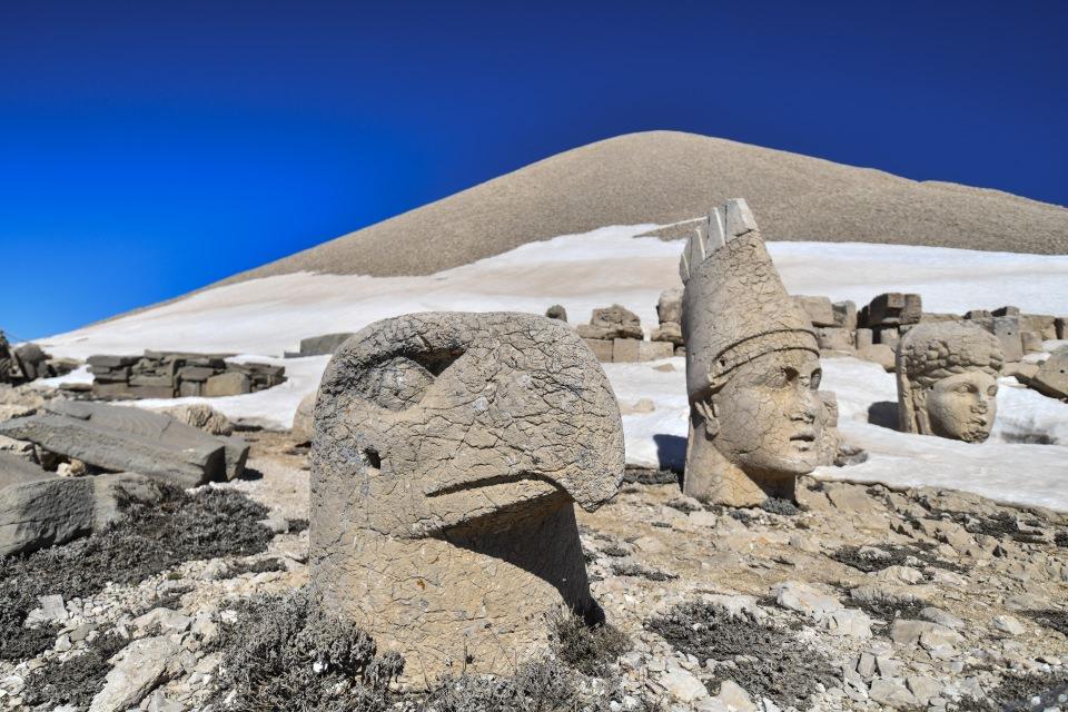 <p>Nemrut Dağı'na ilk defa geldiklerini, zirveye çıkarken zorlandıklarını ifade eden Çevik, "Zorlu bir yürüyüşün ardından Nemrut Dağı'na ulaştık ama görülmeye değer bir yolculuk olmuş. Burada dağın bir bölümü karla kaplı diğer tarafında ise güneşli bir hava var. Gayet güzel bir yer. Heykeller arasında fotoğraf çektirdik, mutluyum." dedi.</p>
<p> </p>