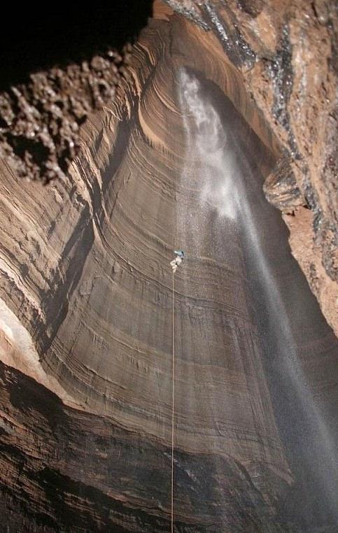 <p>Rus speleologlar, Abhazya’da bulunan ve dünyanın en derin mağarası olarak kabul gören Krubera’ya inmeyi başardı. 2190 metre olarak bilinen mağaraya 1 haftada inen speleologlar mağaranın derinliğinin aslında 2212 metre olduğunu tespit etti. </p>

