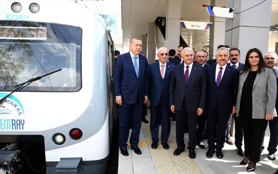 <p>Cumhurbaşkanı Recep Tayyip Erdoğan, TBMM Başkanı İsmail Kahraman ve Başbakan Binali Yıldırım, Kayaş Tren Garı'nda düzenlenen Başkentray Açılış Töreni'ne katıldı.</p>

<p> </p>

